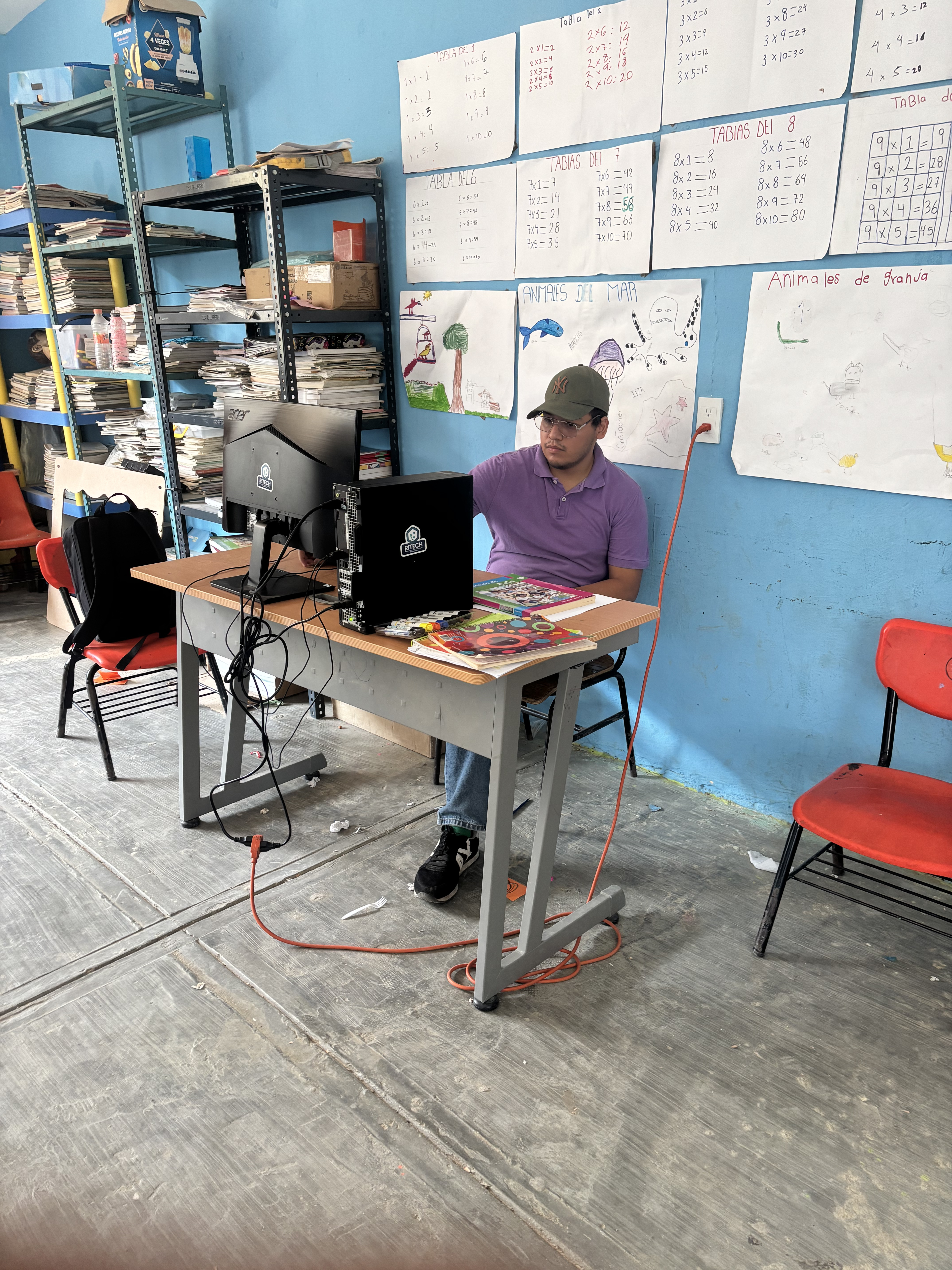 Primaria beneficiada con equipo de cómputo